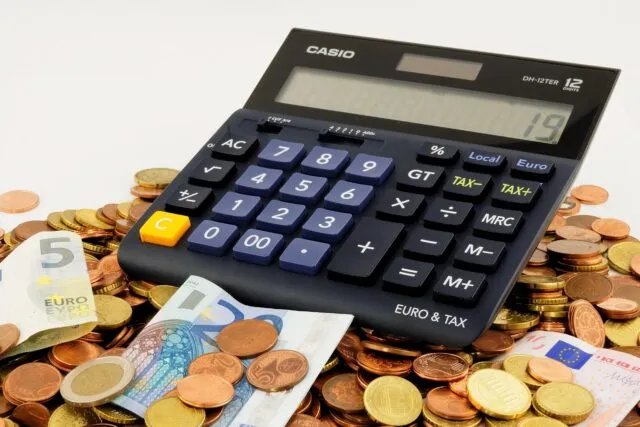 Calculator și bloc de notițe pentru decizia unei achiziții mari